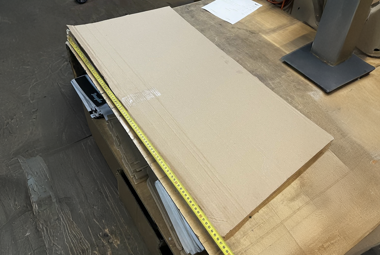 Mesure de la longueur : placez le mètre ruban le long du côté le plus long du colis.