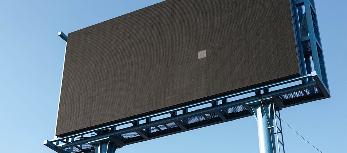 Eine Werbetafel ohne Produktplatzierung als Vergleich zur Platzierung im Online-Marktplatz