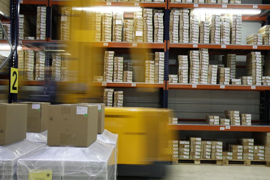 Stapler in einer Lagerhalle für die E-Commerce-Logistik