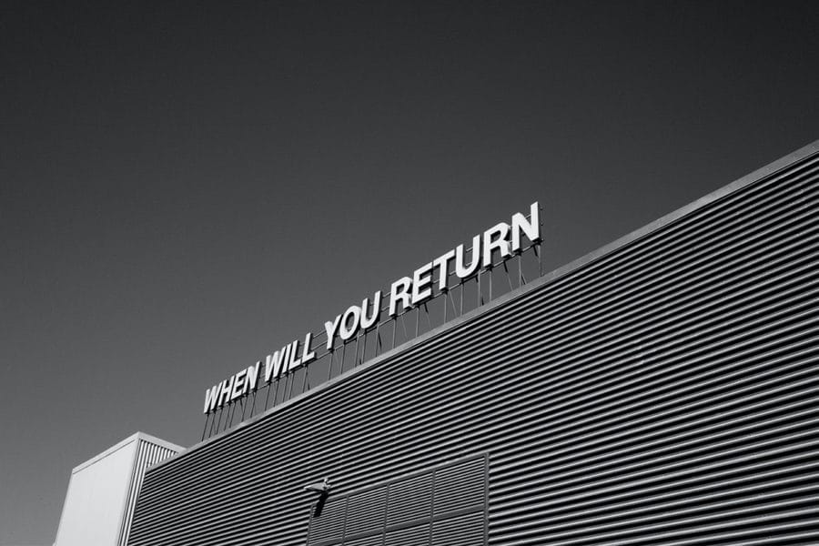 Internationale Retouren - Schriftzug auf Dach