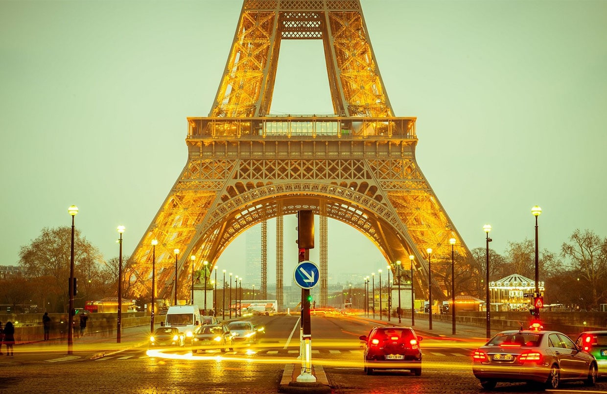 Versand nach Frankreich: Der Eiffelturm von unten