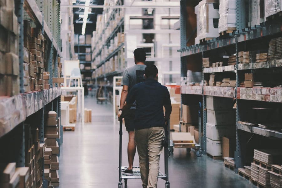 Versandoptimierung in der Versandlogistik: Personen im Lager