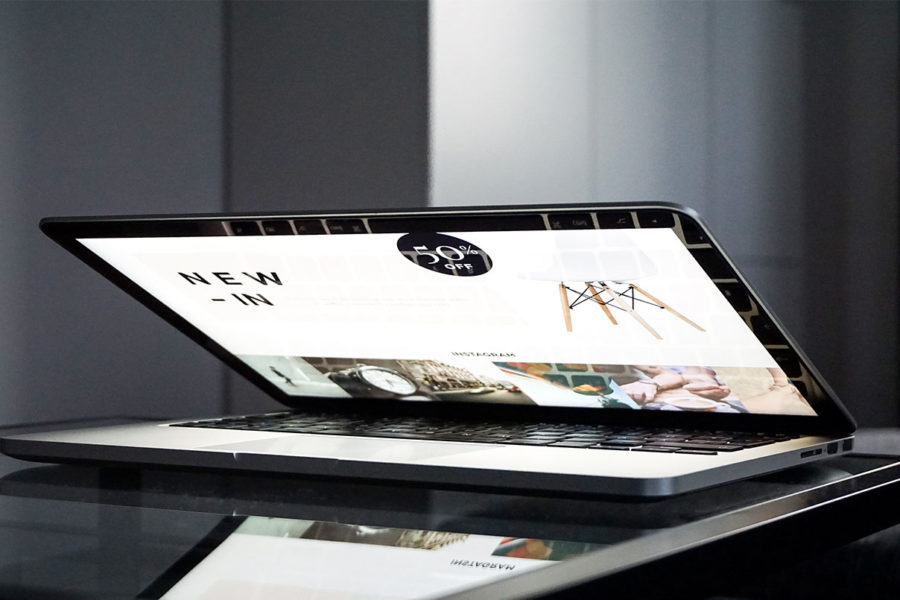 E-Commerce Plattform: Geöffnetes Laptop