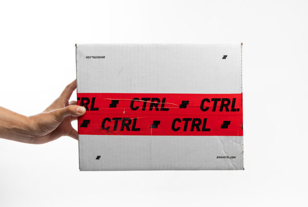 Versandverpackung: Paket in der Hand