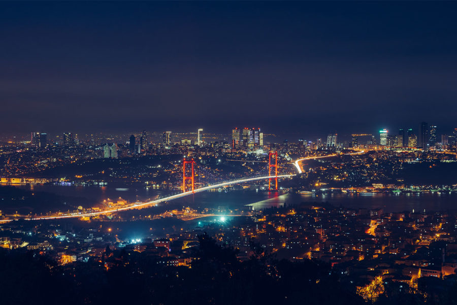 Paket in die Türkei: Istanbul bei Nacht