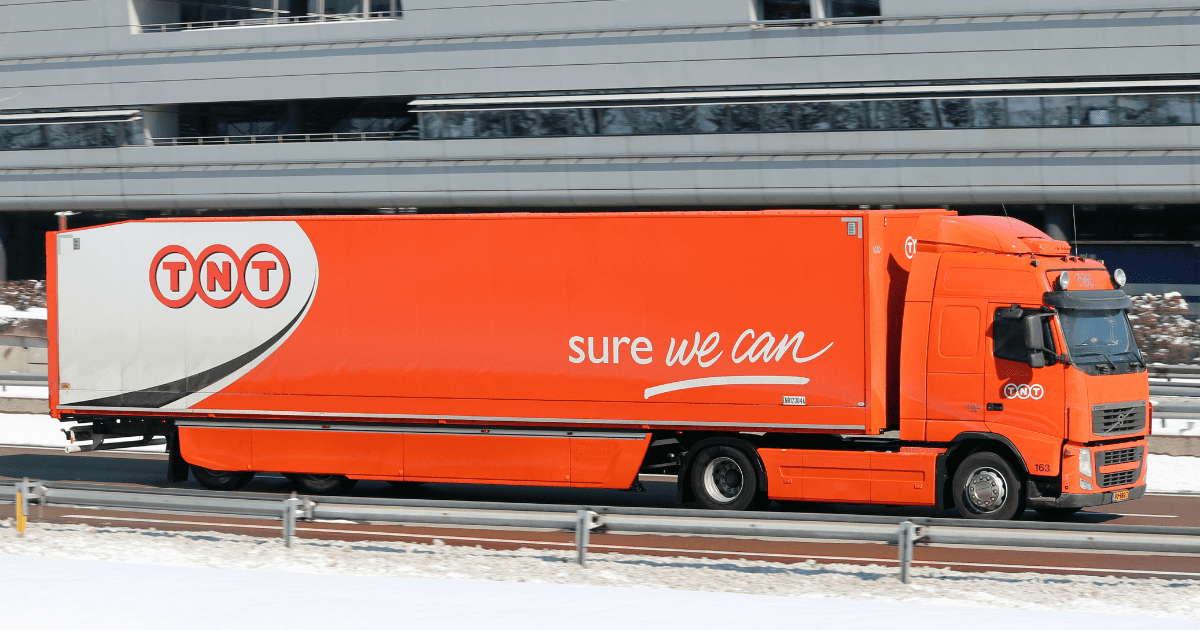 Camion TNT per le consegne delle spedizioni internazionali su strada.