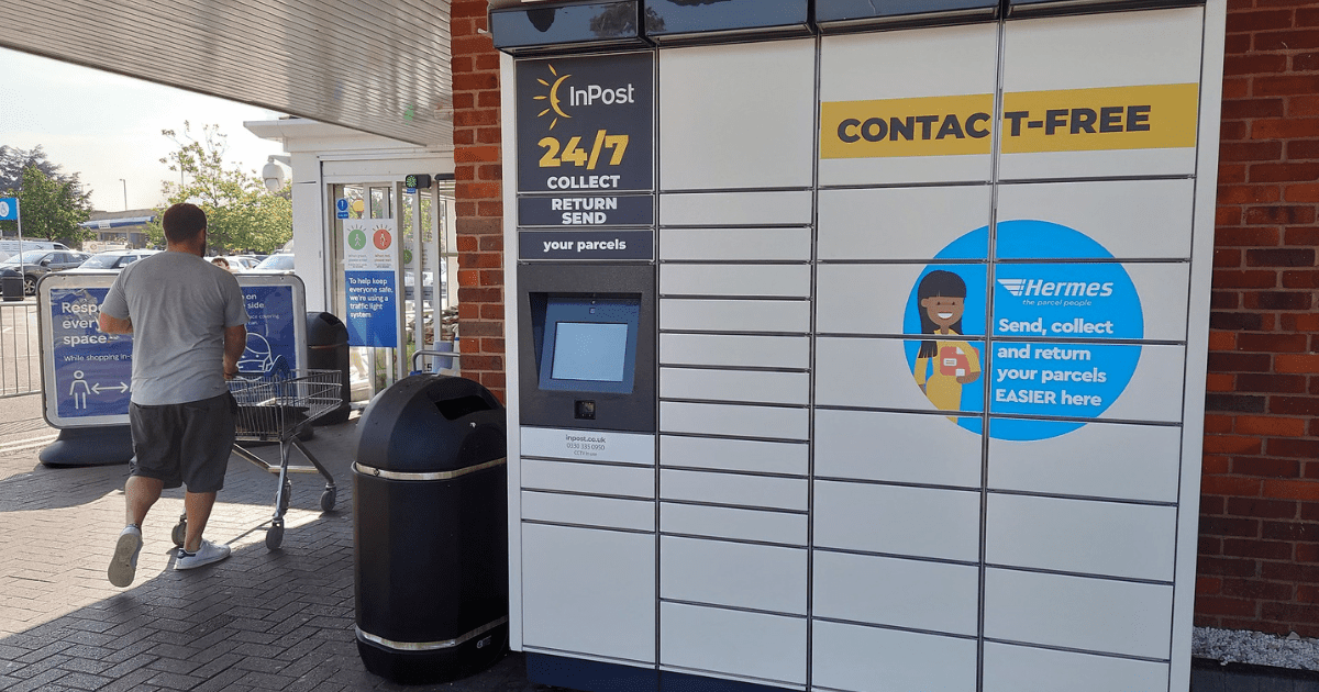 InPost Locker davanti a un supermercato.