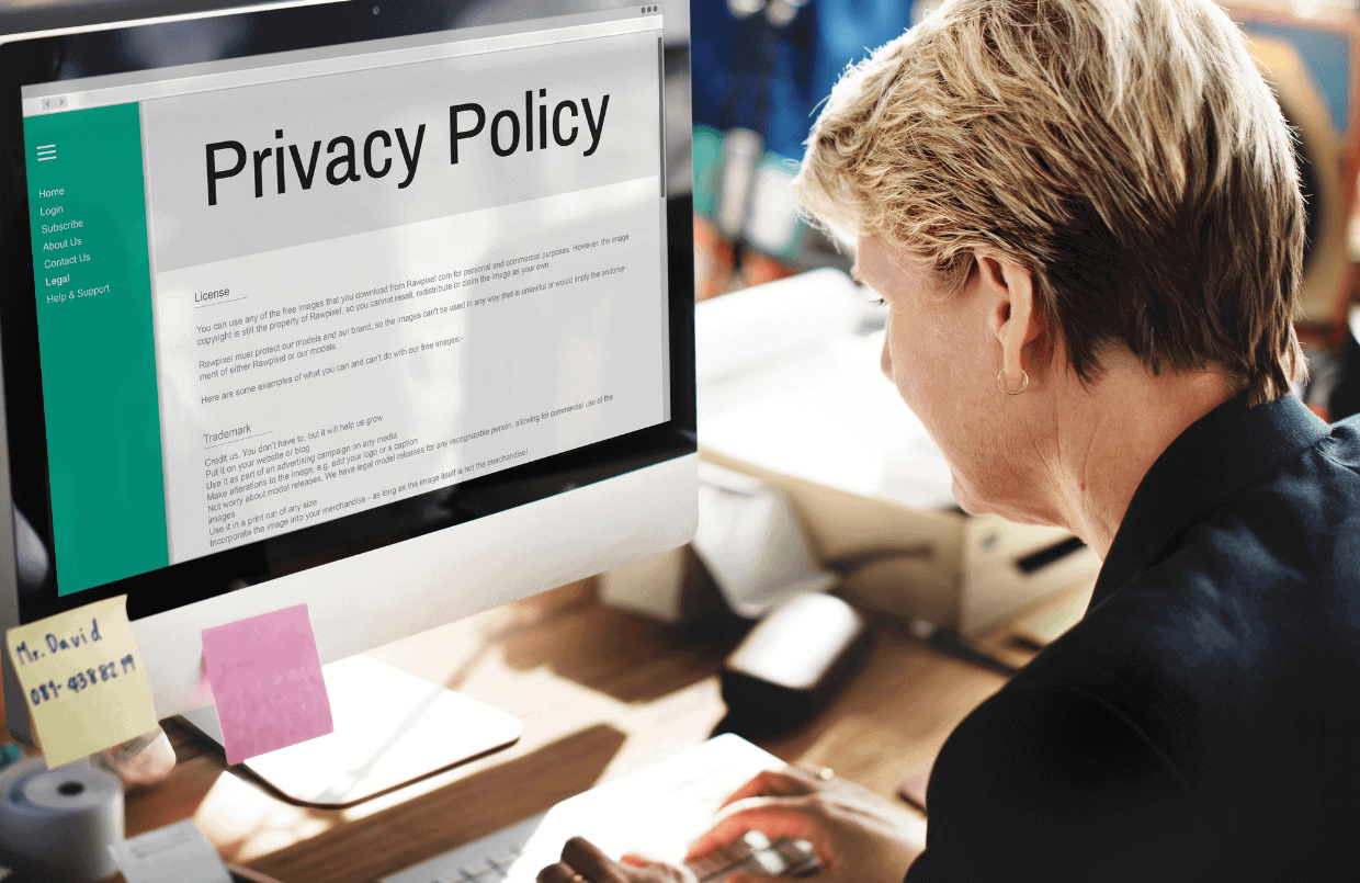 Donna che prepara la privacy policy di un ecommerce per essere in linea con le normative