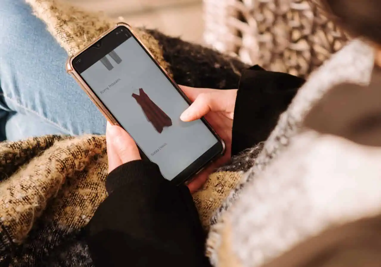 Cliente che visualizza il processo di reso (RMA) su uno smartphone, evidenziando la semplicità dei resi online