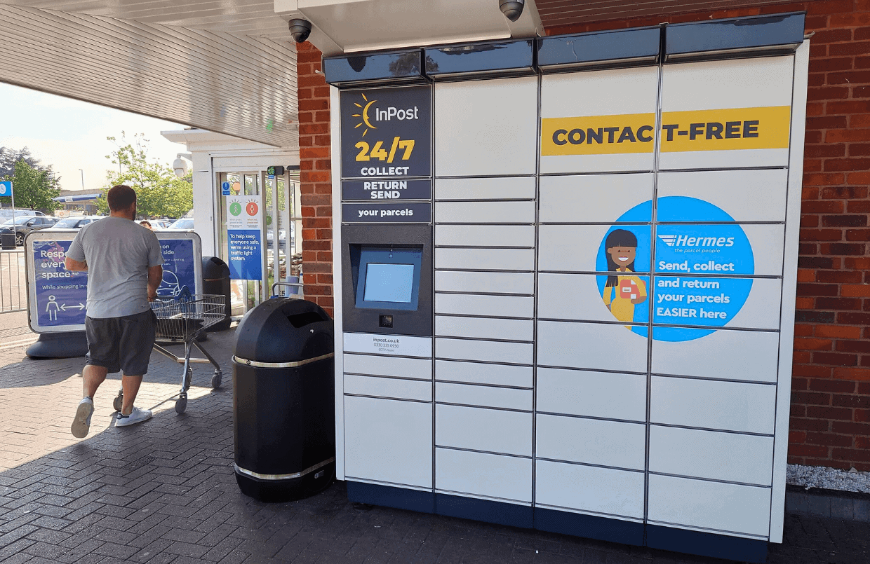 Armadietto locker utilizzato come punto di ritiro davanti a un supermercato