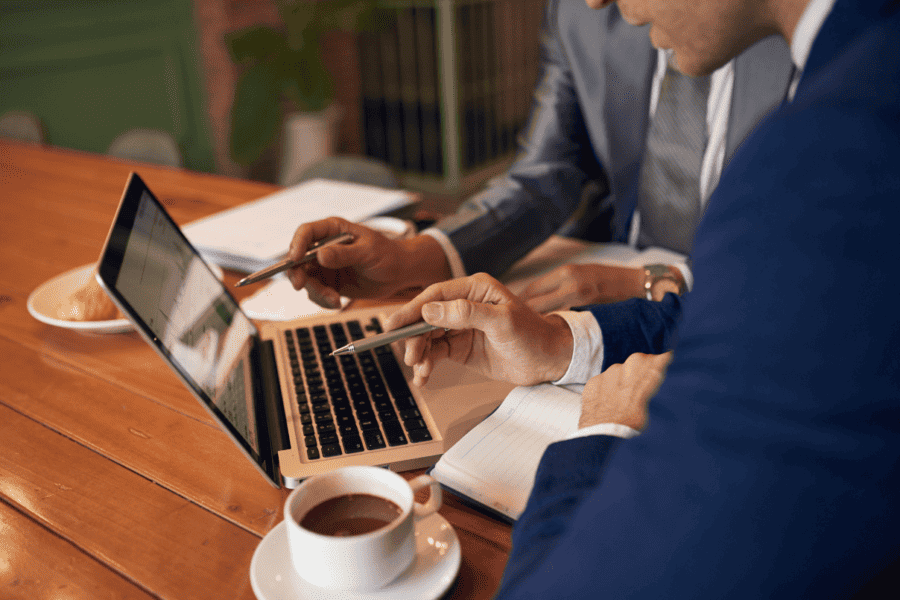 Venditori che controllano le normative ecommerce