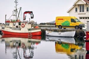 DHL Lieferwagen im Hafen