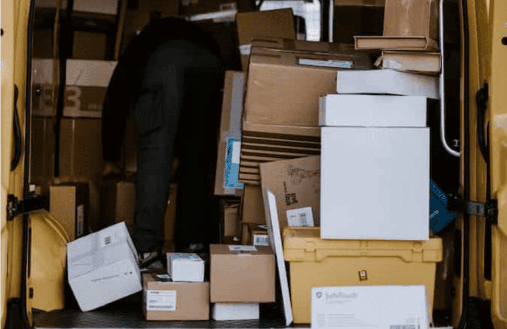 Pakketjes opgestapeld in een busje