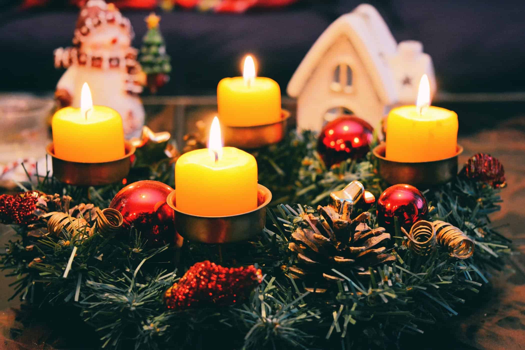 Weihnachtlicher Adventskranz mit vier brennenden Kerzen.