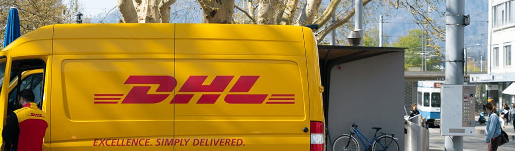 Furgone DHL parcheggiato in città per operazioni di consegna internazionale